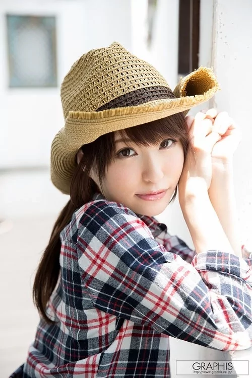 Play video: 天使もえ 初脱ぎ娘