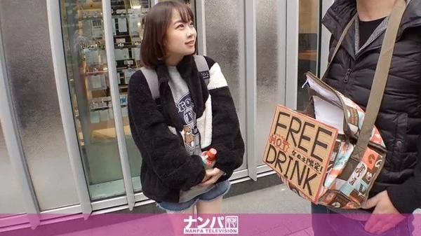 Play video: マジ軟派、初撮。新宿でホットドリンクで若くてホットなガールをゲット！元アスリート系の引き締まったボディがピストンで全力イキ！ホットな興奮で色んな所が温まる