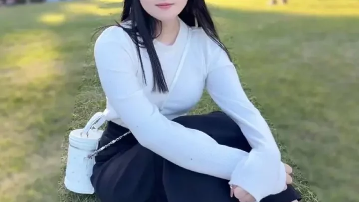 奨学金に追われる18歳小動物系JD。色白モチモチ肌で愛嬌たっぷりの素人膣奥ガン突きで中出し