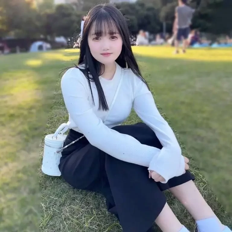 奨学金に追われる18歳小動物系JD。色白モチモチ肌で愛嬌たっぷりの素人膣奥ガン突きで中出し