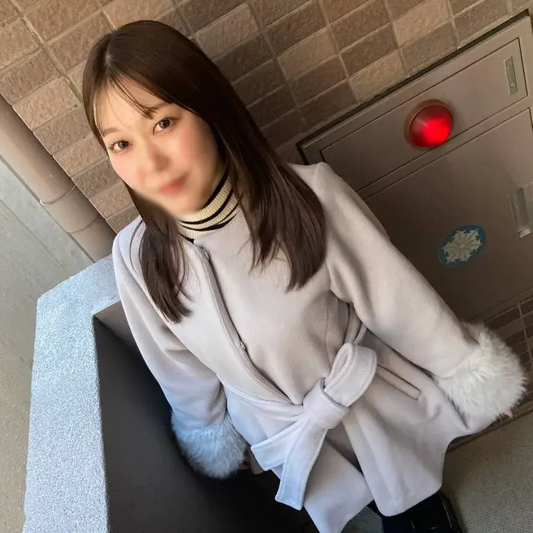 初撮り同棲中の彼氏と喧嘩し家出、中年オヤジ宅に泊めてくれる変わりに中出しでお返しご奉仕