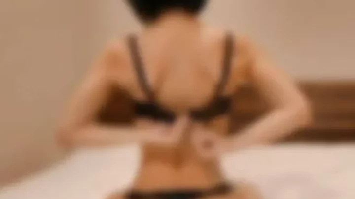 スレンダー美人がAV監督に憧れるキモいおっさん3人にハメられている動画