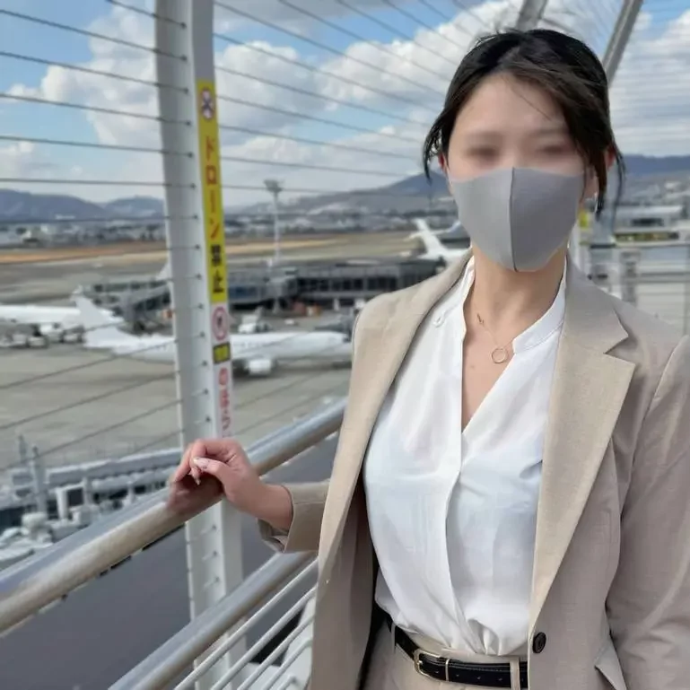 初出演マジ素人！年末に帰省してきた働くDカップ新卒OLを空港でリモートバイブ挿れて楽しむ