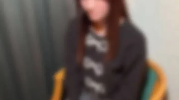 絶望した虚無な表情を見せる背徳感あふれる人妻