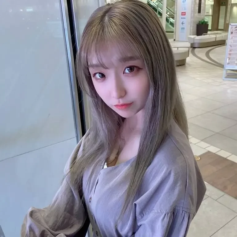 乳スレンダーのかなちゃんが大勢の男達に満足するまで中出しされ続ける動画