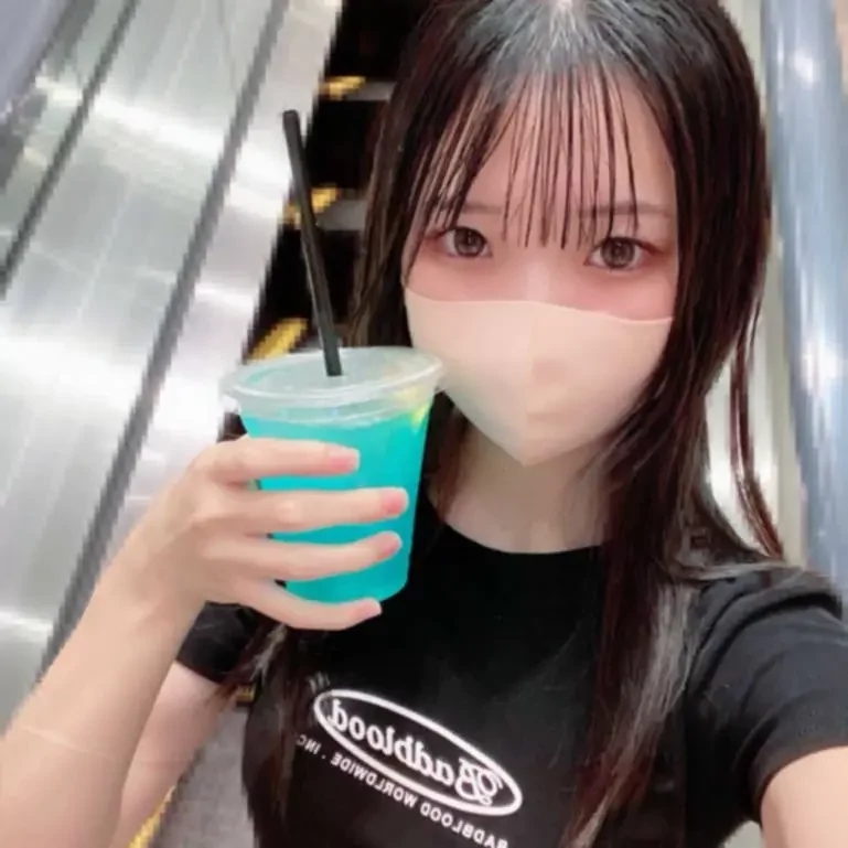 スレンダーなのに色白もちもち肌で腰がとろける素朴な子の人生初中出し、最高すぎたごちそうさま