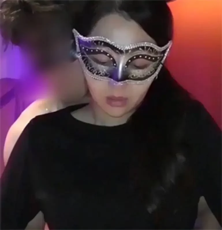 美人若女将　旦那に連れて来られた絶対服従の妻は嫌だったのか？楽しんだのか？