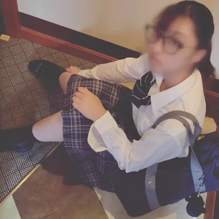 メガネの優等生・隠れ巨乳をゆらし生中出し