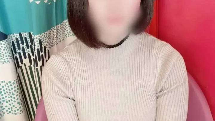 お堅いお仕事のRちゃん、身バレ必須