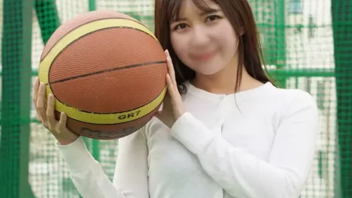 学校のマドンナ！親友の彼女をNTR、スポッチャで遊んでいる最中に興奮し野外でそのまま巨根を挿入