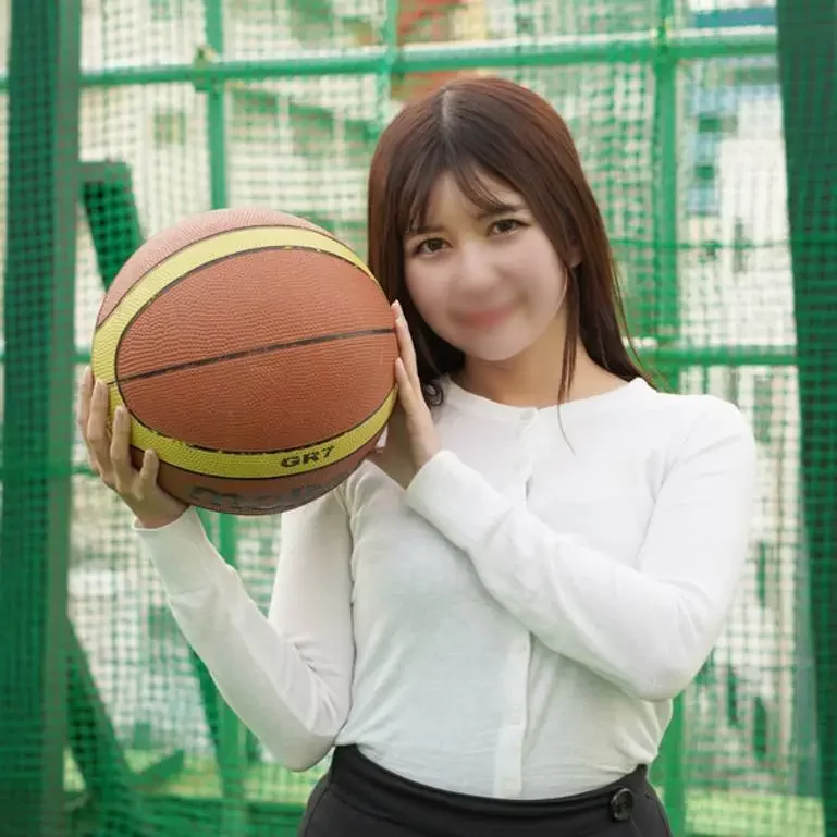 学校のマドンナ！親友の彼女をNTR、スポッチャで遊んでいる最中に興奮し野外でそのまま巨根を挿入