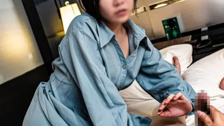 出張マッサージの熟女にチンポを見せつけて喜ばせた。無修正生中出しと口内射精