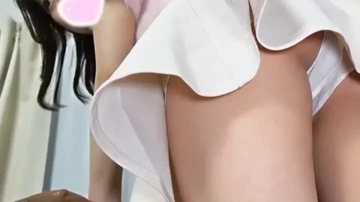 高嶺の一輪花 透き通る瞳の彼女は普段は普通の大学生 秘密裏に歩んでいく大人への境界線 さゆり18歳