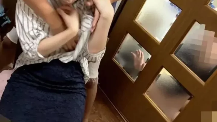 敏感妻、義父のために旦那の前でされるも我を忘れて感じてしまう