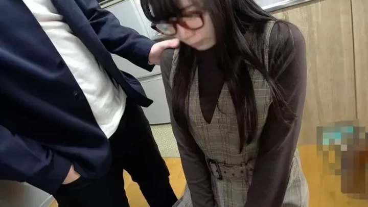 地味な眼鏡の喪女 安易な借金の代償にしょぼくれたおっさんにキスされ肉棒を咥えさせられ中出しまで
