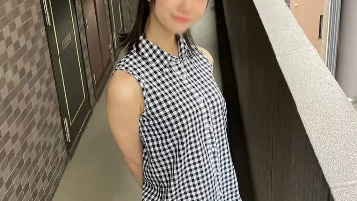 18歳でオヤジ宅までパコパコ稼ぎに来た楓ちゃん。今日も中年オヤジの臭精子をマコに発射される豪華特典付き