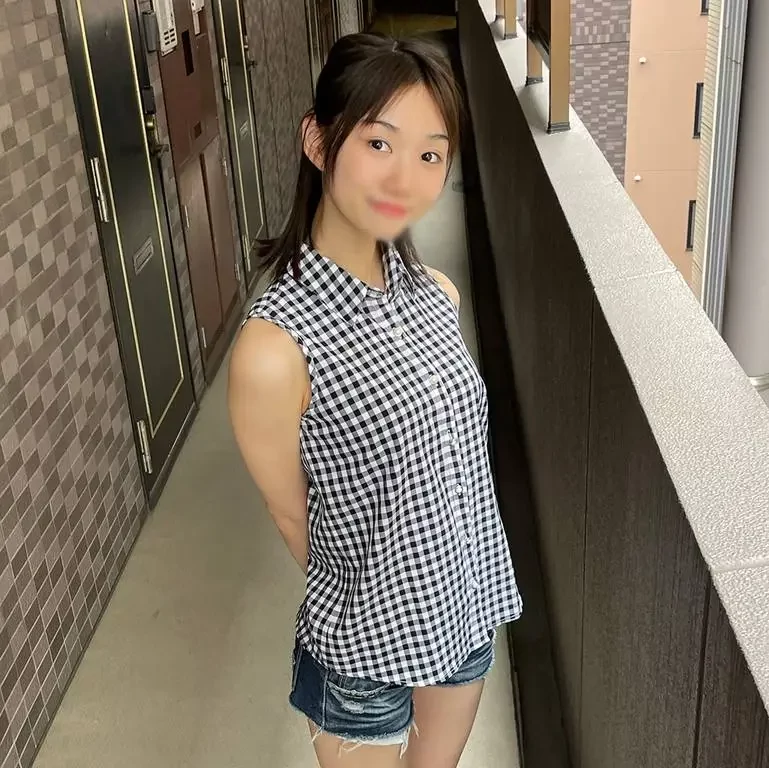 18歳でオヤジ宅までパコパコ稼ぎに来た楓ちゃん。今日も中年オヤジの臭精子をマコに発射される豪華特典付き