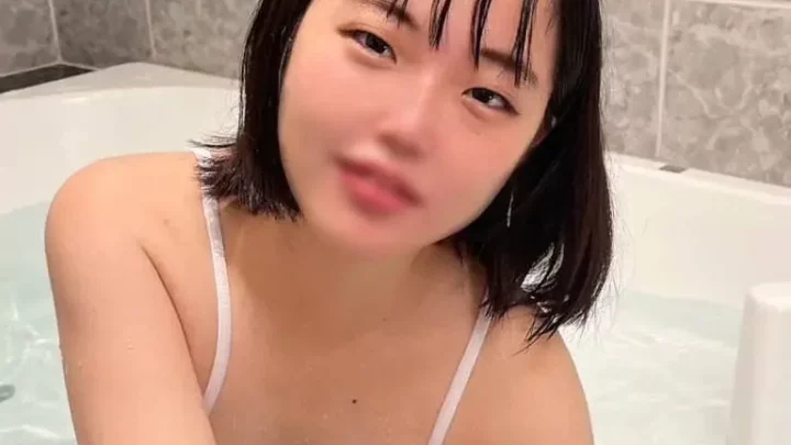 ゆいちゃんのスクール水着姿と純粋で従順な瞳に興奮が止まらない! おじさんチンポガチハメ濃厚セックス!!