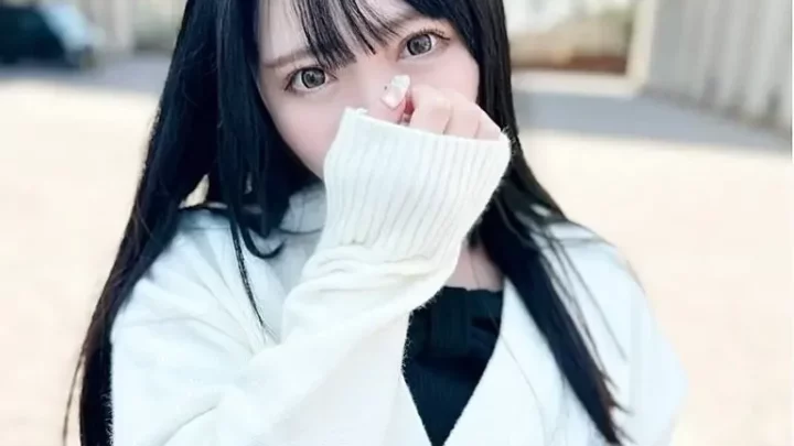 手コキでオジサン翻弄「我慢汁凄いよぉ」真っ白な柔肌を密着させて迫る極上のG乳無毛マコに大量射精！