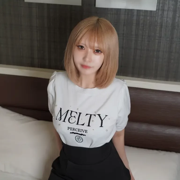 度抜群な巨乳JD。激しく貫かれ敏感な体質でイキまくり何度も絶頂に達する。膣奥に熱いザーメンを注ぎ込む。