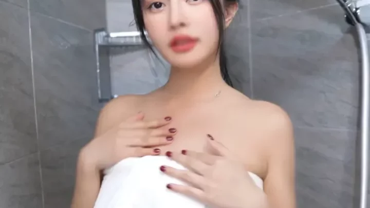 初撮 美巨乳の可愛い美人が3Pで乱れる 巨根2本に突かれまくり濃厚ぶっかけで絶頂イキ