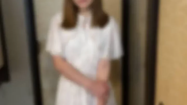 給食センターで働く美人妻が弄ばれる