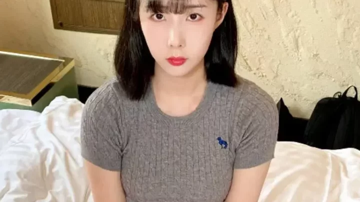 韓国風美女えいちゃんの透明感あふれるBODYに半外半中出し！汚ぱんてぃ曬しに赤面
