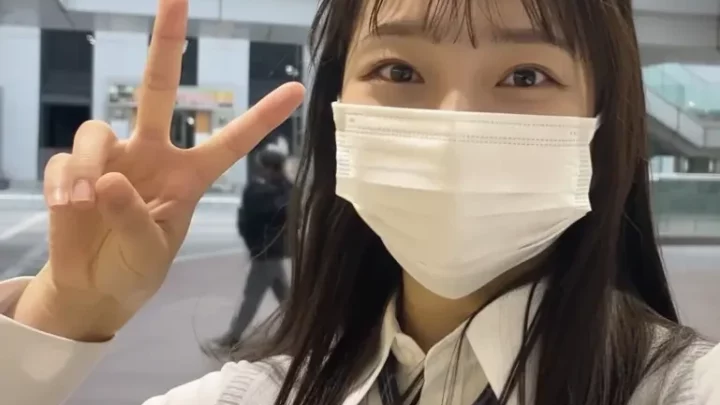 制服姿の女の子が初めての電マで何度も痙攣イキまくり。腰を使ってヌルヌルパイパンマンコに中出し