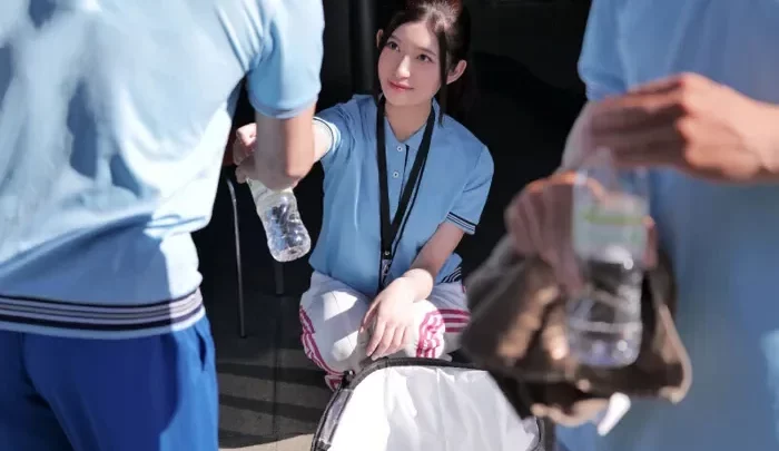 お見合い相手の前にいるボディプロポーション抜群の美女、ラブシーンで積極的に交流する