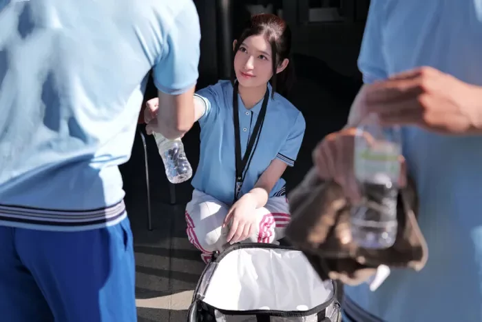 お見合い相手の前にいるボディプロポーション抜群の美女、ラブシーンで積極的に交流する