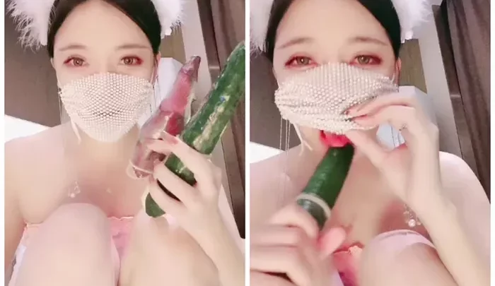 透明なマスクと可愛らしい美女が鏡での自慰に熱中！リアルタイム配信で披露する黄瓜へのこだわり