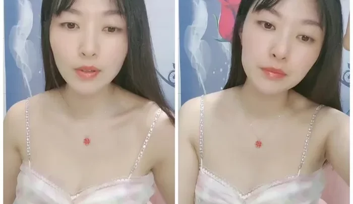 超絶美肌の御姐が魅せるライブ配信！ゆっくり脱ぎながら、白くふわふわな胸と、椅子に膝をついてくっきりした太ももを披露！
