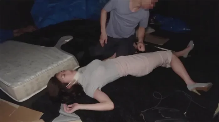 品のいい美女OLの緊張する夜 ショッピングモールで下された薬と追跡