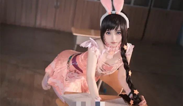新人00年代後半顔出しモデル美少女のドラゴンボール最萌小悟空コスプレ！恥ずかしそうな白虎が跳ねる？凸部分も乳首粒も敏感系特化の露出動画ライブ配信