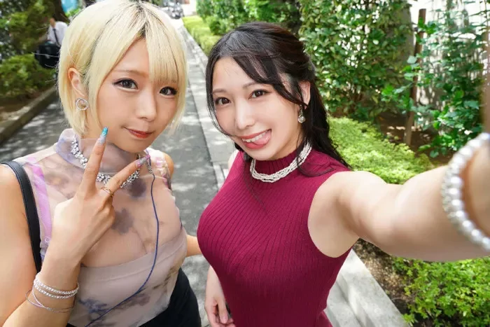 二人の美しい小さな美女たちによる魅惑的なライブ配信ショー
