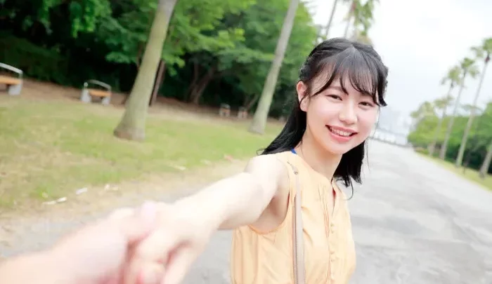 美女の初宿泊デート 手を繋いでキスを交わす甘い笑顔、濃密な時間