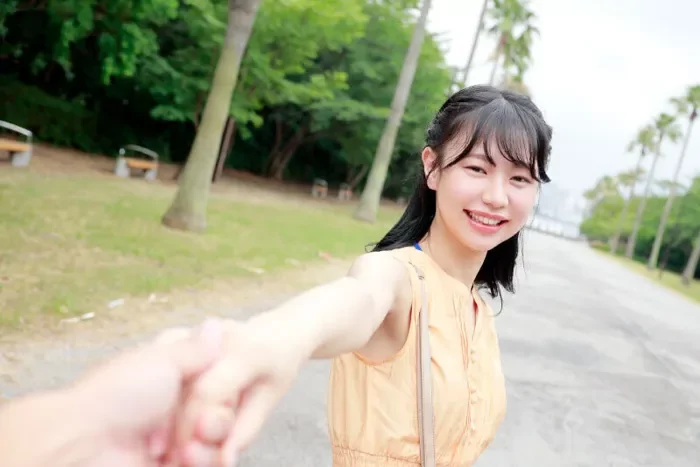 美女の初宿泊デート 手を繋いでキスを交わす甘い笑顔、濃密な時間