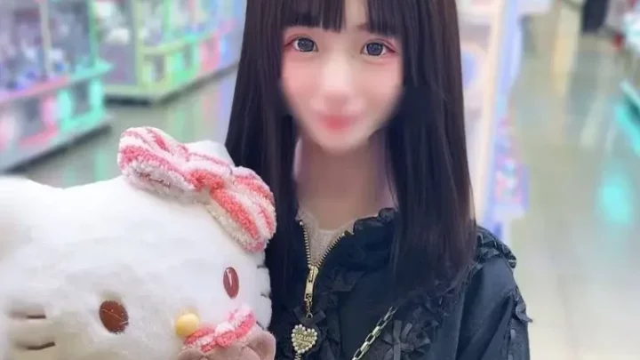 邪気な笑顔の48cm極上ロリっ子。小柄で柔らかい美乳に堪らず半外半中出ししちゃいました