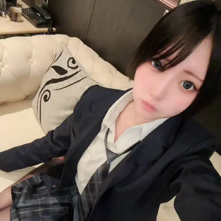 18歳ショートカット高身長スレンダーEカップの超美形S級制服美女ハメ撮り中出し