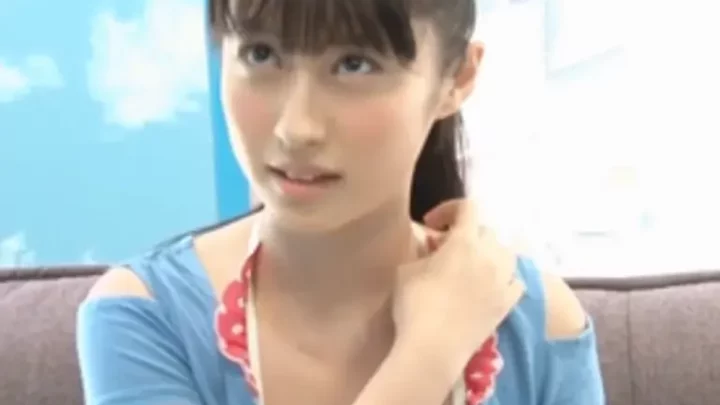 童貞くんに筆おろしを頼まれて戸惑いの表情を浮かべながらも、どこか嬉しそうな彼女