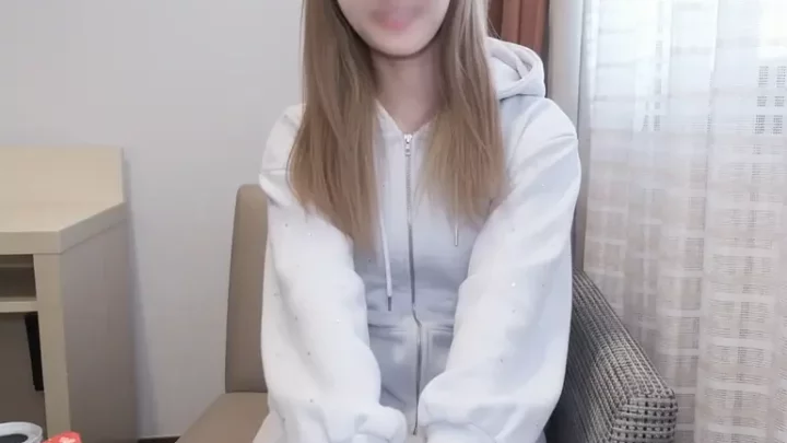柔らかい美乳をたっぷり堪能、ピンク色のパイパンマンコを奥まで何度も突いて中出し！