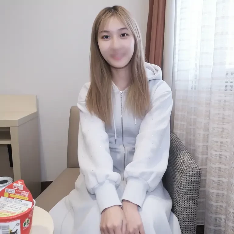 柔らかい美乳をたっぷり堪能、ピンク色のパイパンマンコを奥まで何度も突いて中出し！