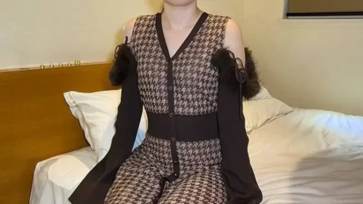 くてはいけない人妻に彼女よりも倍近い大きな大男が2人攻め続け悶絶してしまうほど激しい３Pで調教