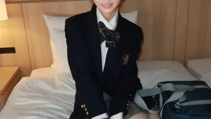 制服のまま生挿入、キツキツまんこに1週間以上溜めた特濃精子2発中出ししちゃいました